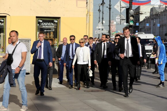 La première dame Brigitte Macron (Trogneux) déambule avec José Pietroboni, chef du protocole, Tristan Bromet, chef de cabinet et Pierre-Olivier Costa, directeur de cabinet, dans les rues de Saint-Pétersbourg, Russie, le 25 mai 2018. © Dominique Jacovides / Bestimage