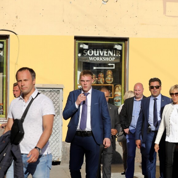 La première dame Brigitte Macron (Trogneux) déambule avec José Pietroboni, chef du protocole, Tristan Bromet, chef de cabinet et Pierre-Olivier Costa, directeur de cabinet, dans les rues de Saint-Pétersbourg, Russie, le 25 mai 2018. © Dominique Jacovides / Bestimage