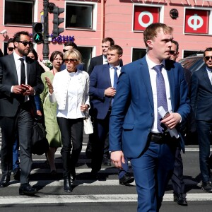 La première dame Brigitte Macron (Trogneux) déambule avec José Pietroboni, chef du protocole, Tristan Bromet, chef de cabinet et Pierre-Olivier Costa, directeur de cabinet, dans les rues de Saint-Pétersbourg, Russie, le 25 mai 2018. © Dominique Jacovides / Bestimage