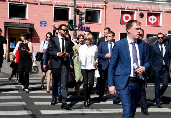 La première dame Brigitte Macron (Trogneux) déambule avec José Pietroboni, chef du protocole, Tristan Bromet, chef de cabinet et Pierre-Olivier Costa, directeur de cabinet, dans les rues de Saint-Pétersbourg, Russie, le 25 mai 2018. © Dominique Jacovides / Bestimage