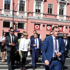 La première dame Brigitte Macron (Trogneux) déambule avec José Pietroboni, chef du protocole, Tristan Bromet, chef de cabinet et Pierre-Olivier Costa, directeur de cabinet, dans les rues de Saint-Pétersbourg, Russie, le 25 mai 2018. © Dominique Jacovides / Bestimage