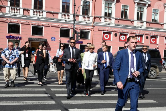 La première dame Brigitte Macron (Trogneux) déambule avec José Pietroboni, chef du protocole, Tristan Bromet, chef de cabinet et Pierre-Olivier Costa, directeur de cabinet, dans les rues de Saint-Pétersbourg, Russie, le 25 mai 2018. © Dominique Jacovides / Bestimage