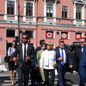 La première dame Brigitte Macron (Trogneux) déambule avec José Pietroboni, chef du protocole, Tristan Bromet, chef de cabinet et Pierre-Olivier Costa, directeur de cabinet, dans les rues de Saint-Pétersbourg, Russie, le 25 mai 2018.© Dominique Jacovides / Bestimage