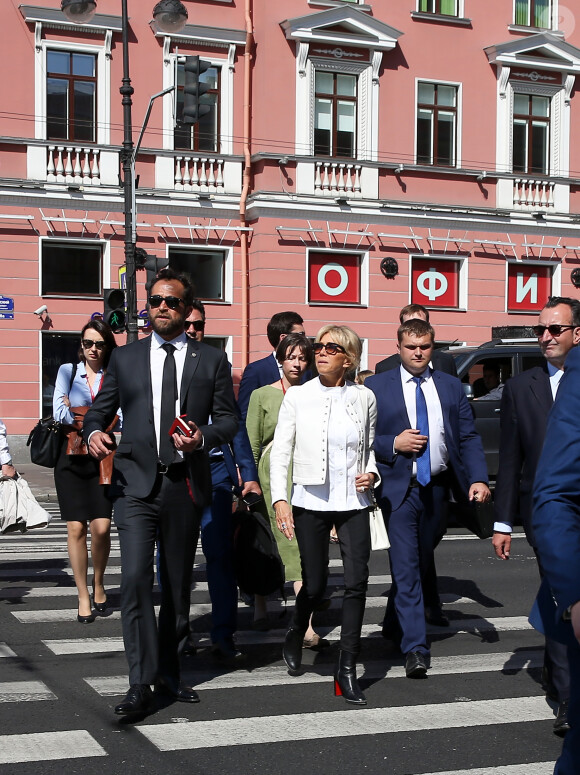 La première dame Brigitte Macron (Trogneux) déambule avec José Pietroboni, chef du protocole, Tristan Bromet, chef de cabinet et Pierre-Olivier Costa, directeur de cabinet, dans les rues de Saint-Pétersbourg, Russie, le 25 mai 2018.© Dominique Jacovides / Bestimage