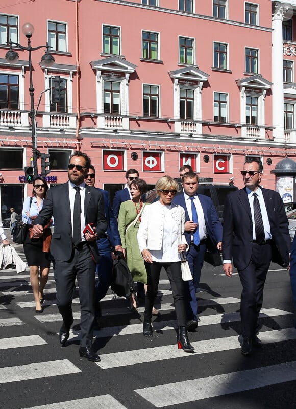 La première dame Brigitte Macron (Trogneux) déambule avec José Pietroboni, chef du protocole, Tristan Bromet, chef de cabinet et Pierre-Olivier Costa, directeur de cabinet, dans les rues de Saint-Pétersbourg, Russie, le 25 mai 2018. © Dominique Jacovides / Bestimage