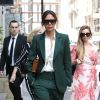 Victoria Beckham quitte sa boutique du quartier de Mayfair à Londres le 22 mai 2018. Elle porte un tailleur pantalon vert.  Fashonista Victoria Beckham looking as stylish as ever and businesslike in her dark green jacket and trousers as she leaves her flagship store in Dover Street, London.22/05/2018 - Londres