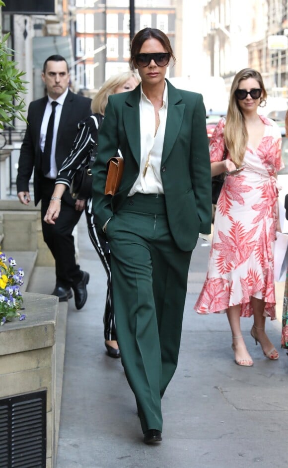 Victoria Beckham quitte sa boutique du quartier de Mayfair à Londres le 22 mai 2018. Elle porte un tailleur pantalon vert.  Fashonista Victoria Beckham looking as stylish as ever and businesslike in her dark green jacket and trousers as she leaves her flagship store in Dover Street, London.22/05/2018 - Londres