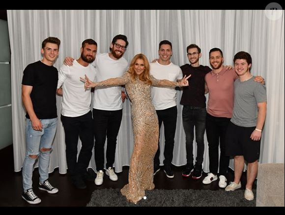 Céline Dion après un concert à Las Vegas, pose avec son fils aîné René-Charles dans les coulisses. Instagram, mai 2018.