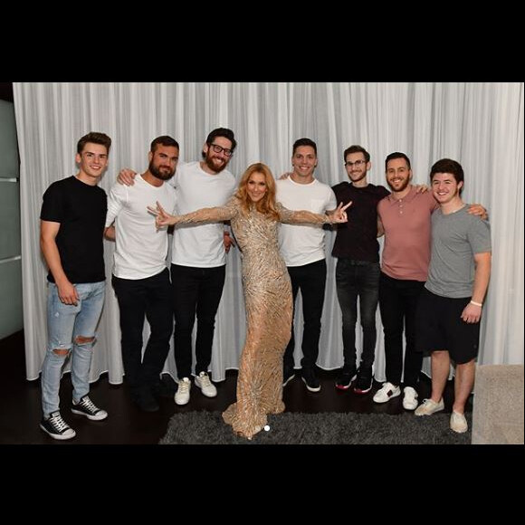 Céline Dion après un concert à Las Vegas, pose avec son fils aîné René-Charles dans les coulisses. Instagram, mai 2018.