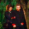 Ewan McGregor et sa nouvelle compagne Mary Elizabeth Winstead discutent, plaisantent et s'embrassent à la sortie d'un diner chez des amis à Los Angeles, le 3 décembre 2017