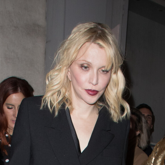 Semi-exclusif - Courtney Love quitte la soirée Yves Saint Laurent Beauty à Paris le 17, janvier 2018.