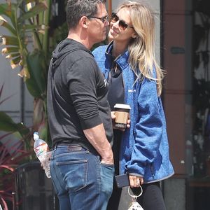 Exclusif - Josh Brolin et sa femme Kathryn Boyd se baladent dans les rues de Brentwood, le 24 avril 2018