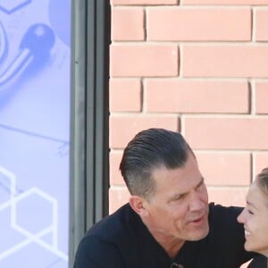 Exclusif - Josh Brolin et sa femme Kathryn Boyd s'embrassent et bavardent assis sur un trottoir de Los Angeles, le 14 mars 2018. © CPA/Bestimage