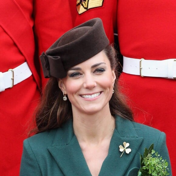 La duchesse Catherine de Cambridge en Emilia Wickstead lors de la Saint Patrick le 17 mars 2012 à la caserne d'Aldershot.