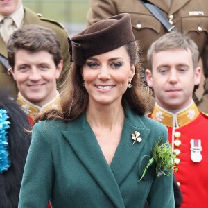 La duchesse Catherine de Cambridge en Emilia Wickstead lors de la Saint Patrick le 17 mars 2012 à la caserne d'Aldershot.