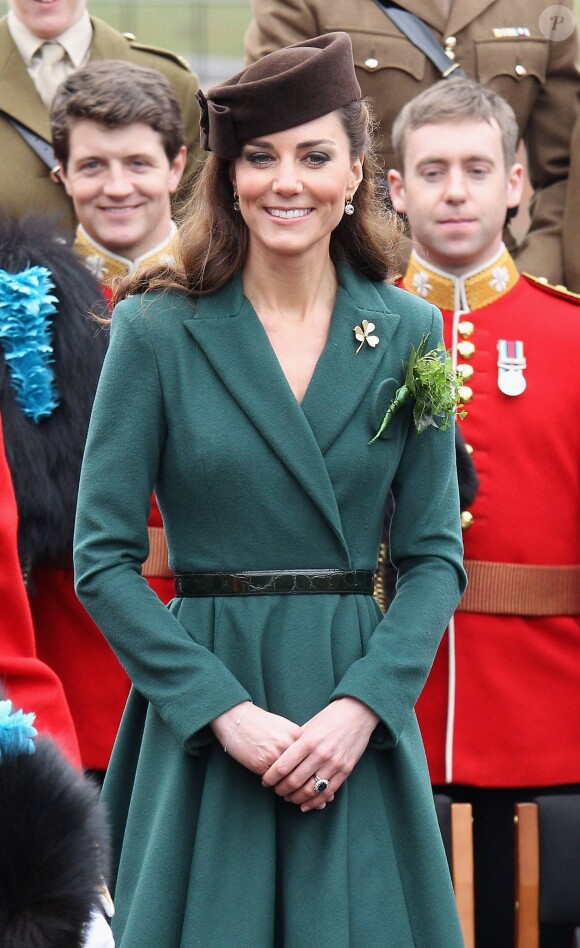 La duchesse Catherine de Cambridge en Emilia Wickstead lors de la Saint Patrick le 17 mars 2012 à la caserne d'Aldershot.