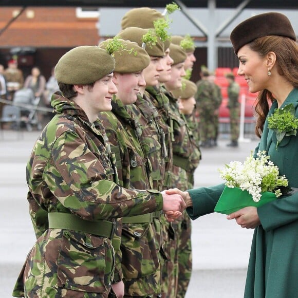 La duchesse Catherine de Cambridge en Emilia Wickstead lors de la Saint Patrick le 17 mars 2012 à la caserne d'Aldershot.