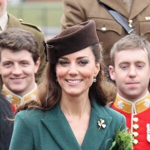 La duchesse Catherine de Cambridge en Emilia Wickstead lors de la Saint Patrick le 17 mars 2012 à la caserne d'Aldershot.