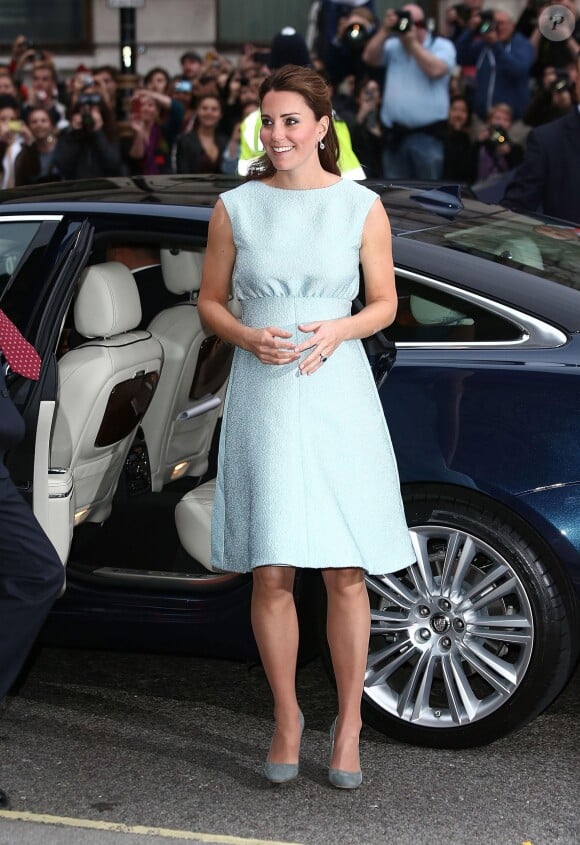La duchesse Catherine de Cambridge, enceinte, en Emilia Wickstead à la National Portrait Gallery le 24 avril 2013 à Londres.
