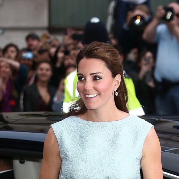 La duchesse Catherine de Cambridge, enceinte, en Emilia Wickstead à la National Portrait Gallery le 24 avril 2013 à Londres.