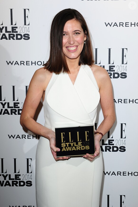 Emilia Wickstead avec son prix d eCréatrice de l'année lors des Elle Style Awards le 18 février 2014 à Londres.