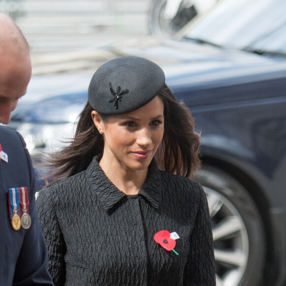 Meghan Markle, vêtue d'un ensemble Emilia Wickstead, le 25 avril 2018 à Londres à l'abbaye de Westminster lors des célébrations de l'ANZAC Day.
