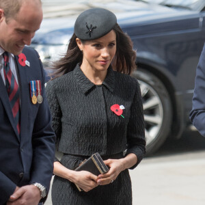 Meghan Markle, vêtue d'un ensemble Emilia Wickstead, le 25 avril 2018 à Londres à l'abbaye de Westminster lors des célébrations de l'ANZAC Day.