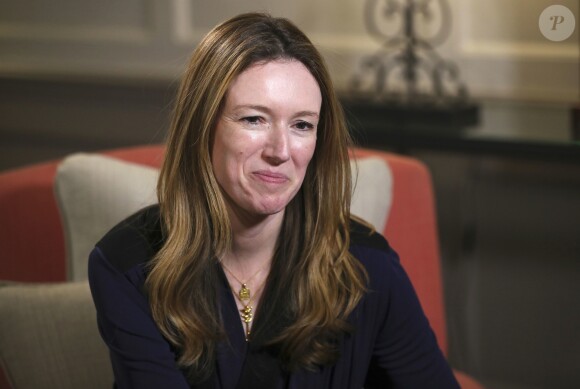 Clare Waight Keller, directrice artistique de Givenchy, évoquant le 20 mai 2018 au palais de Kensington à Londres la robe de mariée de la duchesse Meghan de Sussex (Meghan Markle), qu'elle a conçue pour son mariage avec le prince Harry le 19 mai 2018 à Windsor.