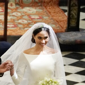 La duchesse Meghan de Sussex (Meghan Markle) dans sa robe Givenchy, dessinée par Clare Waight Keller, lors de son mariage avec le prince Harry le 19 mai 2018 à Windsor.