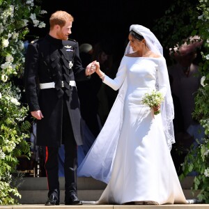 La duchesse Meghan de Sussex (Meghan Markle) dans sa robe Givenchy, dessinée par Clare Waight Keller, lors de son mariage avec le prince Harry le 19 mai 2018 à Windsor.