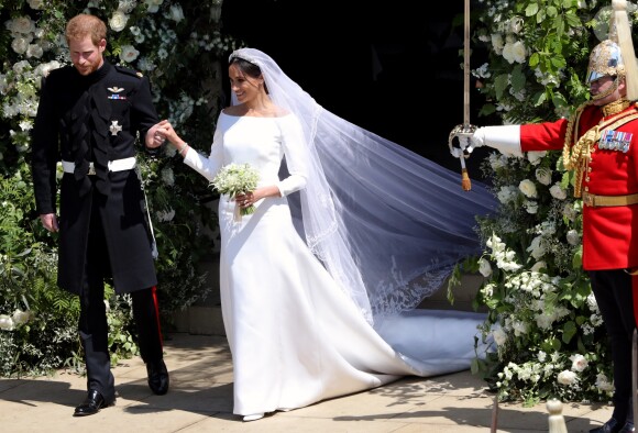 La duchesse Meghan de Sussex (Meghan Markle) dans sa robe Givenchy, dessinée par Clare Waight Keller, lors de son mariage avec le prince Harry le 19 mai 2018 à Windsor.