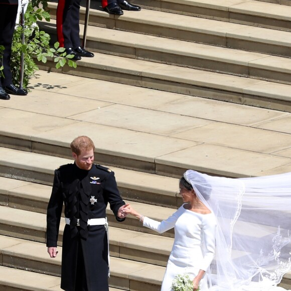 La duchesse Meghan de Sussex (Meghan Markle) dans sa robe Givenchy, dessinée par Clare Waight Keller, lors de son mariage avec le prince Harry le 19 mai 2018 à Windsor.