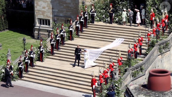 La duchesse Meghan de Sussex (Meghan Markle) dans sa robe Givenchy, dessinée par Clare Waight Keller, lors de son mariage avec le prince Harry le 19 mai 2018 à Windsor.