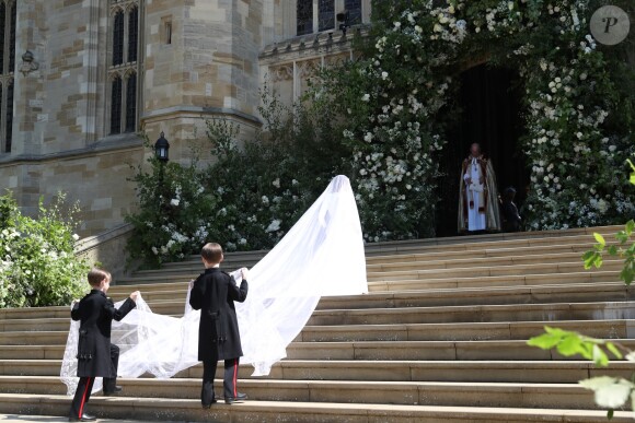 La duchesse Meghan de Sussex (Meghan Markle) dans sa robe Givenchy, dessinée par Clare Waight Keller, lors de son mariage avec le prince Harry le 19 mai 2018 à Windsor.