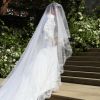 La duchesse Meghan de Sussex (Meghan Markle) dans sa robe Givenchy, dessinée par Clare Waight Keller, lors de son mariage avec le prince Harry le 19 mai 2018 à Windsor.