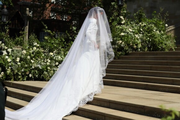 La duchesse Meghan de Sussex (Meghan Markle) dans sa robe Givenchy, dessinée par Clare Waight Keller, lors de son mariage avec le prince Harry le 19 mai 2018 à Windsor.