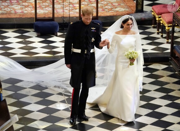 La duchesse Meghan de Sussex (Meghan Markle) dans sa robe Givenchy, dessinée par Clare Waight Keller, lors de son mariage avec le prince Harry le 19 mai 2018 à Windsor.