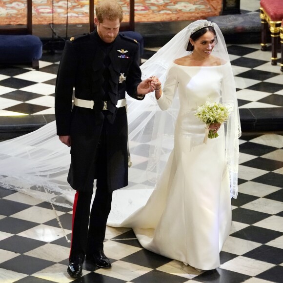 La duchesse Meghan de Sussex (Meghan Markle) dans sa robe Givenchy, dessinée par Clare Waight Keller, lors de son mariage avec le prince Harry le 19 mai 2018 à Windsor.