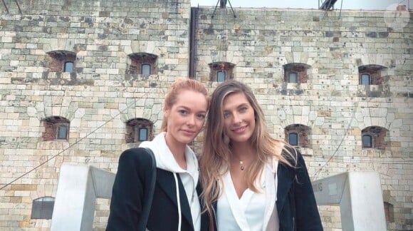 Camille Cerf et Maëva Coucke au naturel, sans maquillage, lors du tournage de "Fort Boyard" (France 2) en mai 2018.