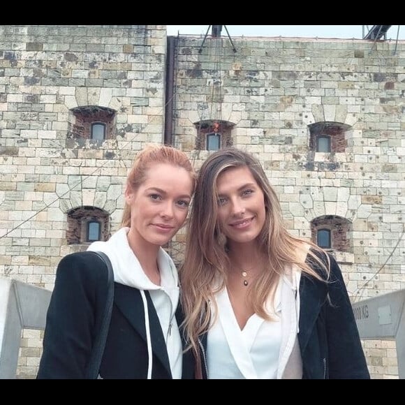 Camille Cerf et Maëva Coucke au naturel, sans maquillage, lors du tournage de "Fort Boyard" (France 2) en mai 2018.