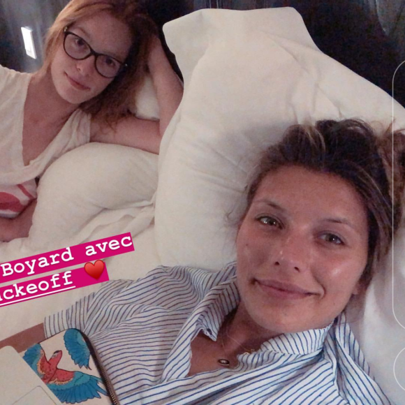 Camille Cerf et Maëva Coucke au naturel, sans maquillage, lors du tournage de "Fort Boyard" (France 2) en mai 2018.