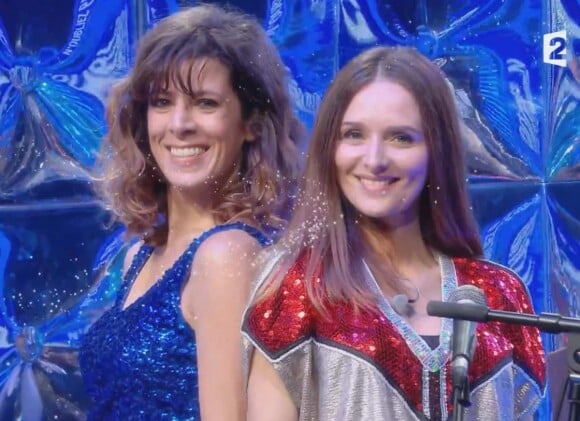 Karen Brunon, la choriste et la violoniste de "N'oubliez pas les paroles" (France 2), avec Magali Ripoll (en bleu).
