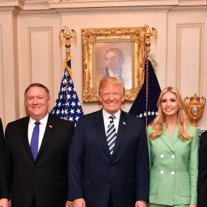 Jared Kushner, Mike Pompeo, Donald J. Trump, Ivanka Trump et  Mike Pence à la Maison Blanche, le 2 mai 2018.