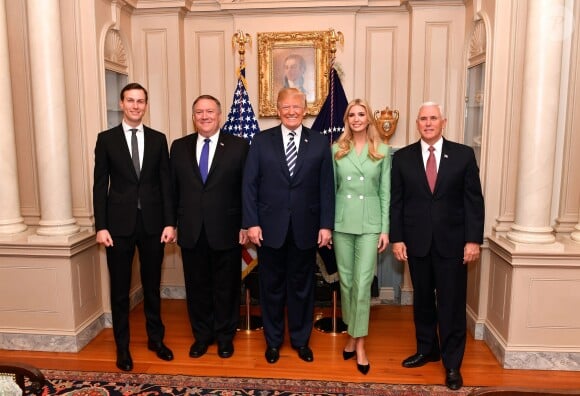 Jared Kushner, Mike Pompeo, Donald J. Trump, Ivanka Trump et  Mike Pence à la Maison Blanche, le 2 mai 2018.