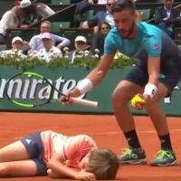 Roland-Garros : Damir Dzumhur percute violemment un ramasseur qui s'effondre