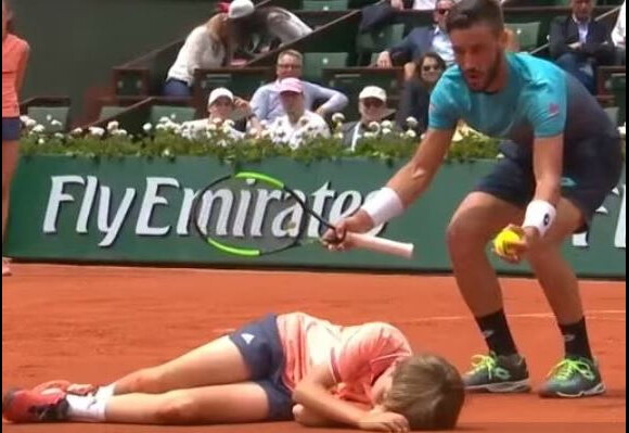 Damir Dzumhur a percuté un ramasseur de balles à Roland-Garros, le 1er juin 2018