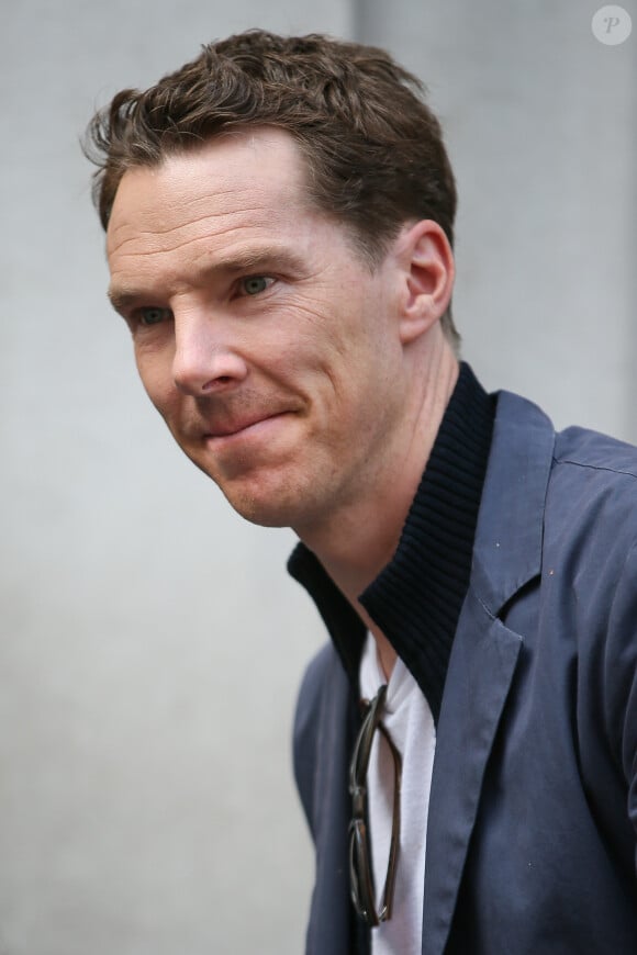 Benedict Cumberbatch quitte les studios de la BBC après avoir fait la promotion de la nouvelle série 'Patrick Melrose' à Londres le 14 mai 2018.