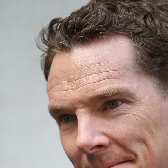 Benedict Cumberbatch quitte les studios de la BBC après avoir fait la promotion de la nouvelle série 'Patrick Melrose' à Londres le 14 mai 2018.