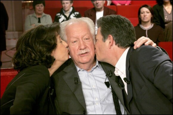 Pierre Bellemare entouré de sa fille Françoise et de son fils Pierre à l'enregistrement de l'émission "Vivement dimanche" en 2005