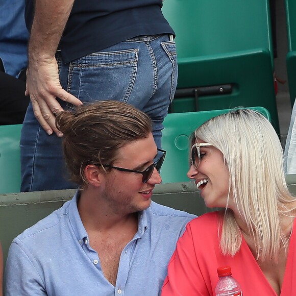 Alexandra Rosenfeld (Miss France 2006) et son compagnon Tom Lamb dans les tribunes des internationaux de tennis de Roland Garros à Paris, France, le 3 juin 2018. © Dominique Jacovides - Cyril Moreau/Bestimage